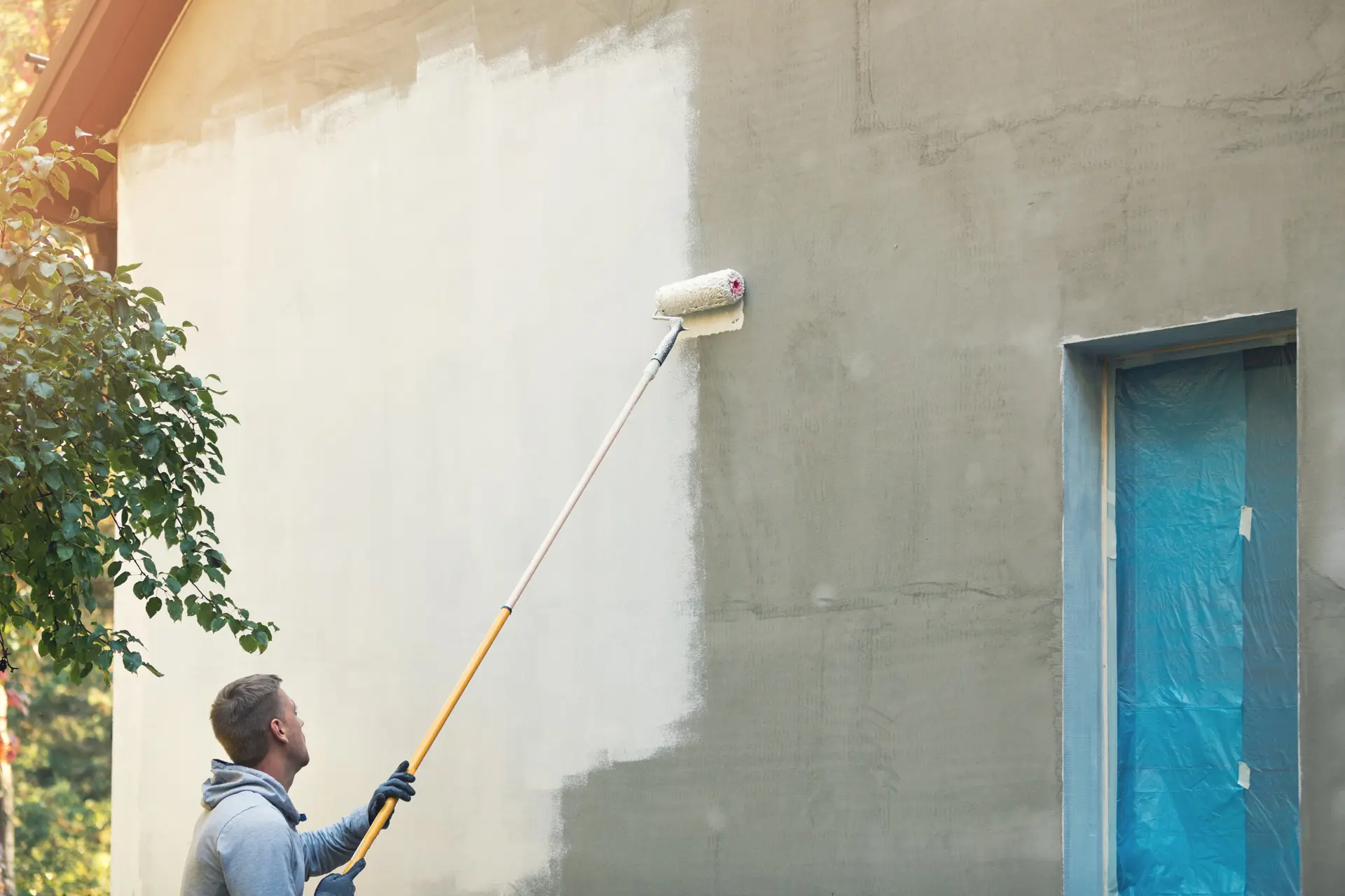 Pintor trabajando en una fachada en Bilbao